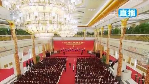 习近平向俄罗斯总统普京颁授首枚中华人民共和国“友谊勋章”