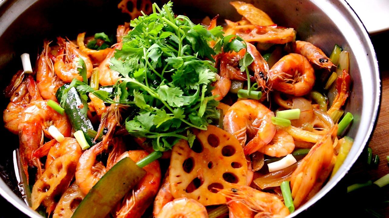 农村小哥教你做色香味俱全的香辣干锅虾!