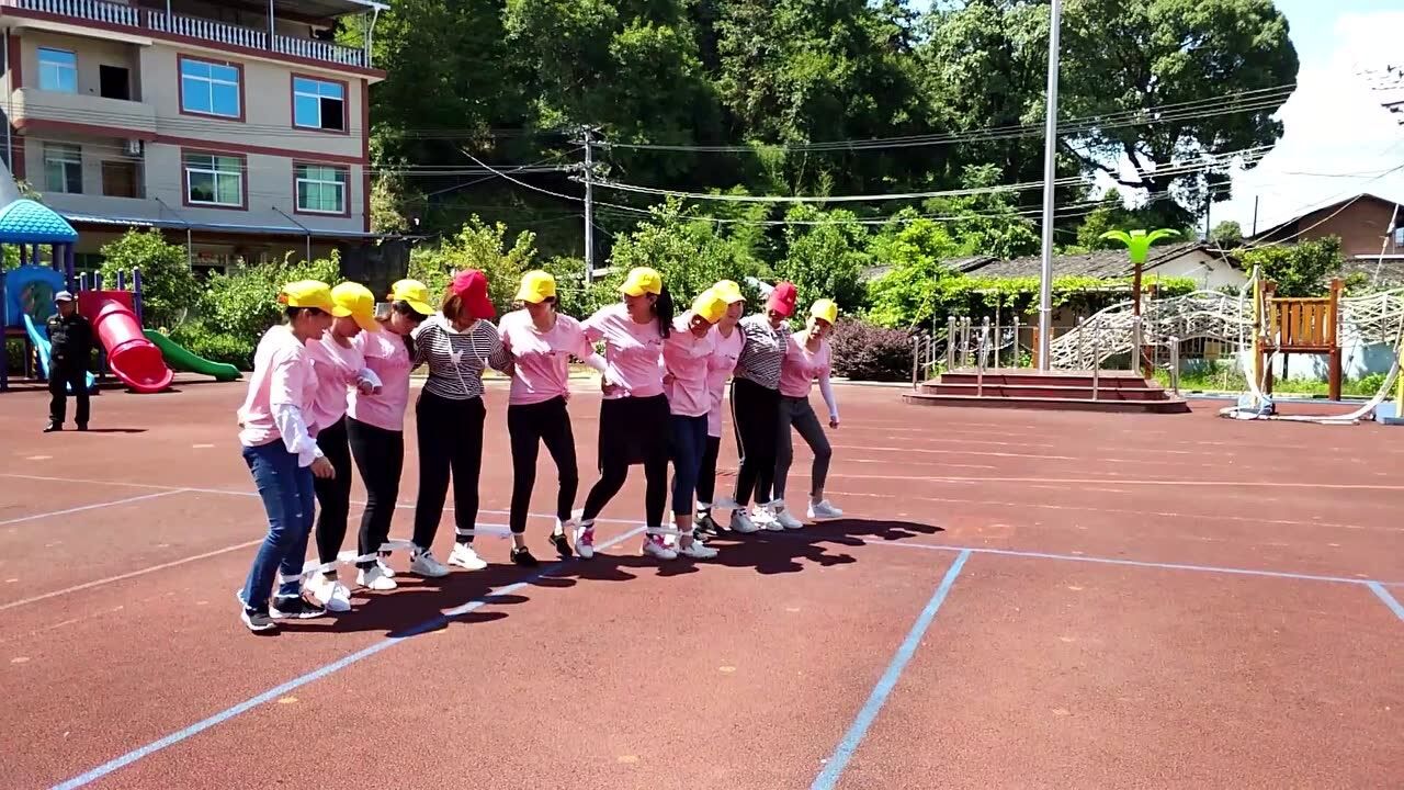 小陶中心幼儿园拓展训练项目《巨人脚步》