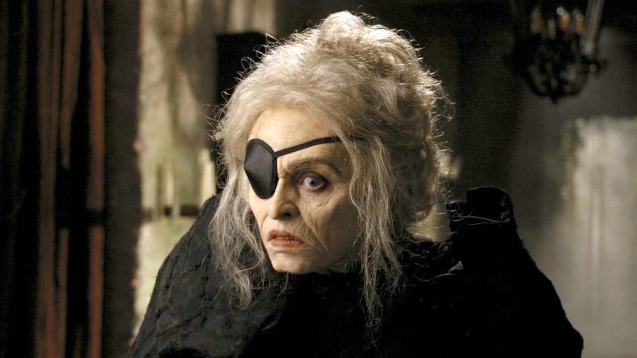 女巫有个玻璃眼珠,可以看见人的死亡过程,大家都在找她!