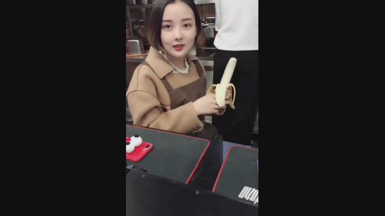 撩妹技巧网红帅哥搭讪美女网管朵儿之吃香蕉