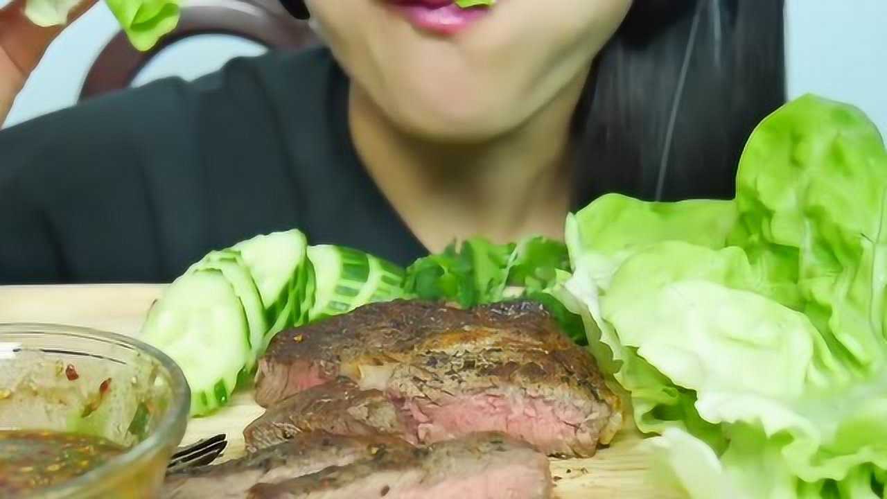 韩国美女大胃王吃牛排,咀嚼声听着直流口水,真过瘾