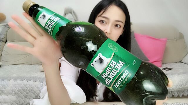 试喝俄罗斯“白熊啤酒”第一次见这么大桶的啤酒!