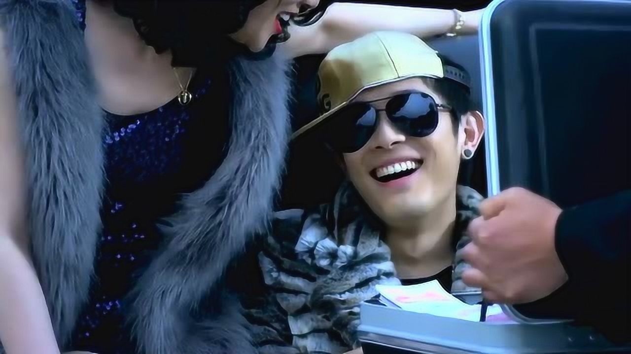 暗黑者:曾日华腰缠万贯,身边美女如云,笑的哈喇子都快出来了!