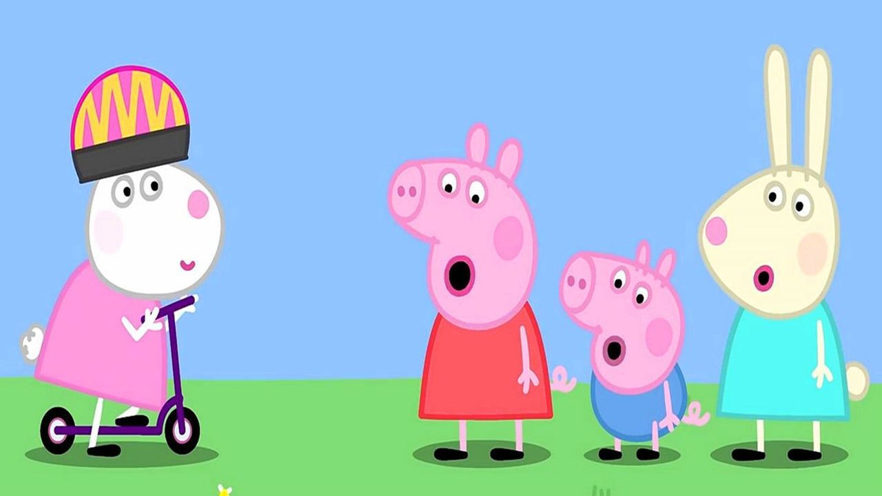 小猪佩奇在花园里玩球,佩奇和朋友们对苏西的轮滑车感到惊讶