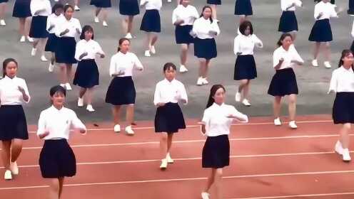 太好看！别人学校军训的样子，这么多人跳舞还这么齐！ - 腾讯视频