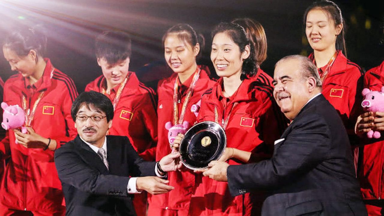 2018女排世锦赛颁奖典礼:朱婷荣获"最佳主攻"与冠军队员击掌庆祝!