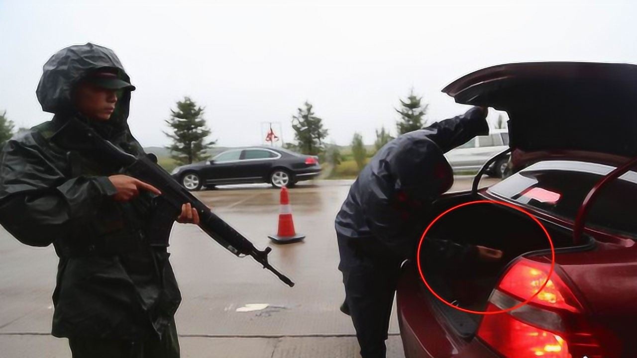 豪车刚过收费站惨遭武警抓捕,打开后备箱那一刻,网友都怒了@老林说车