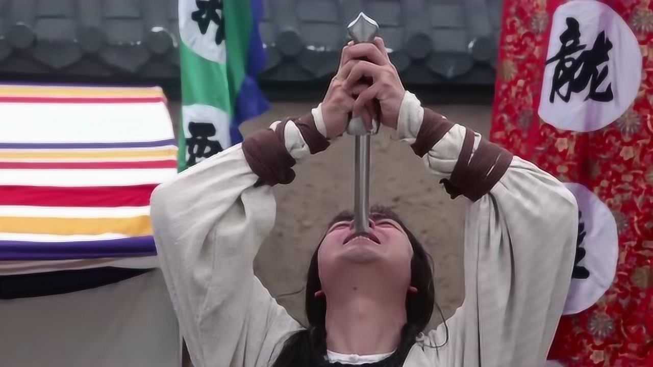 星爷被迫表演吞剑拔出剑后想问星爷你是把另一半吃了吗