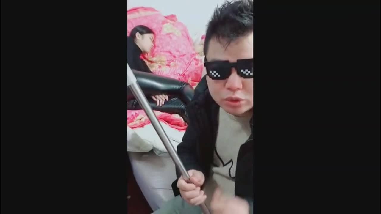 小伙整蛊女生姑娘将计就计拽着头发直接给他两个耳光