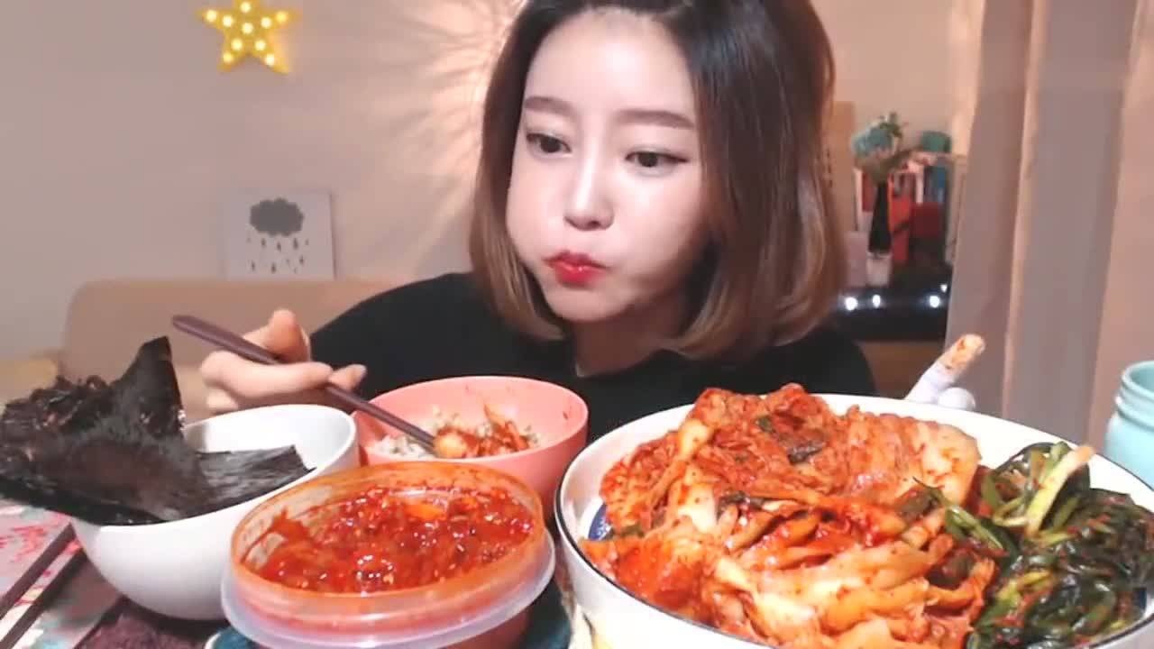 韩国小姐姐吃饭,配辣鱿鱼和泡菜,一口就是一大勺