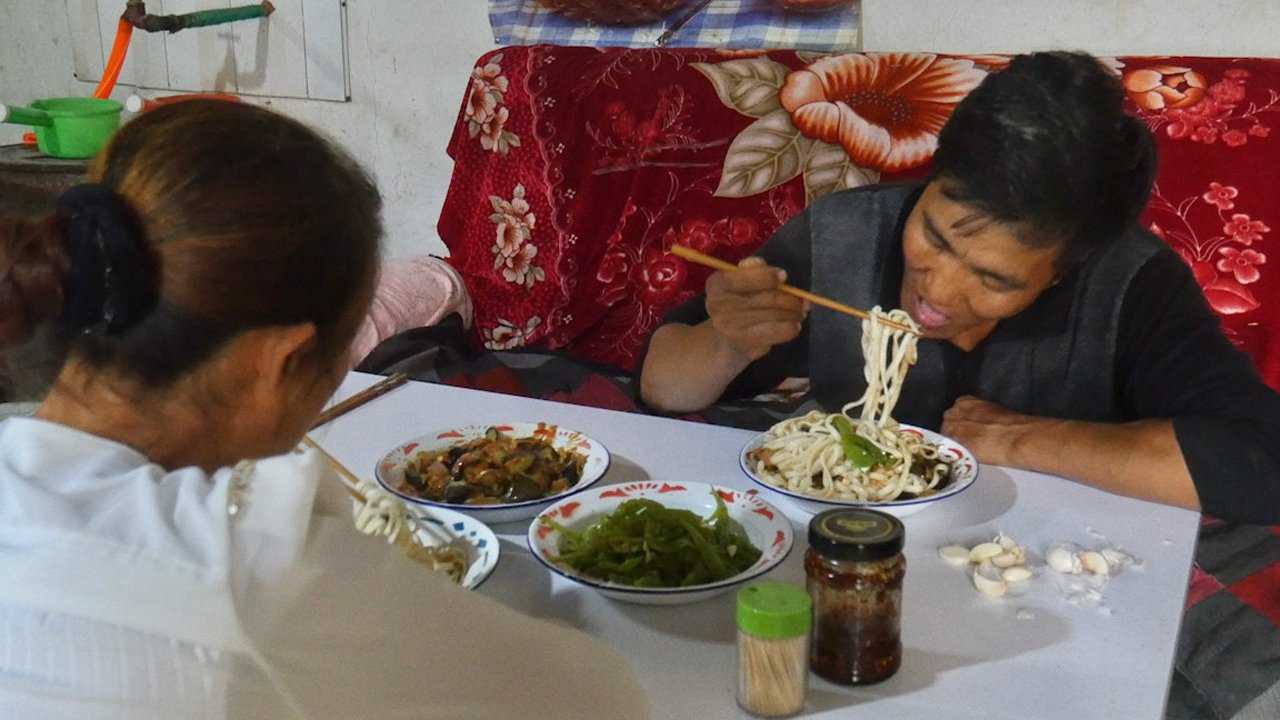 甘肃民勤农村妈妈花样多,普通的茄子,这样红烧最能搭配手工面