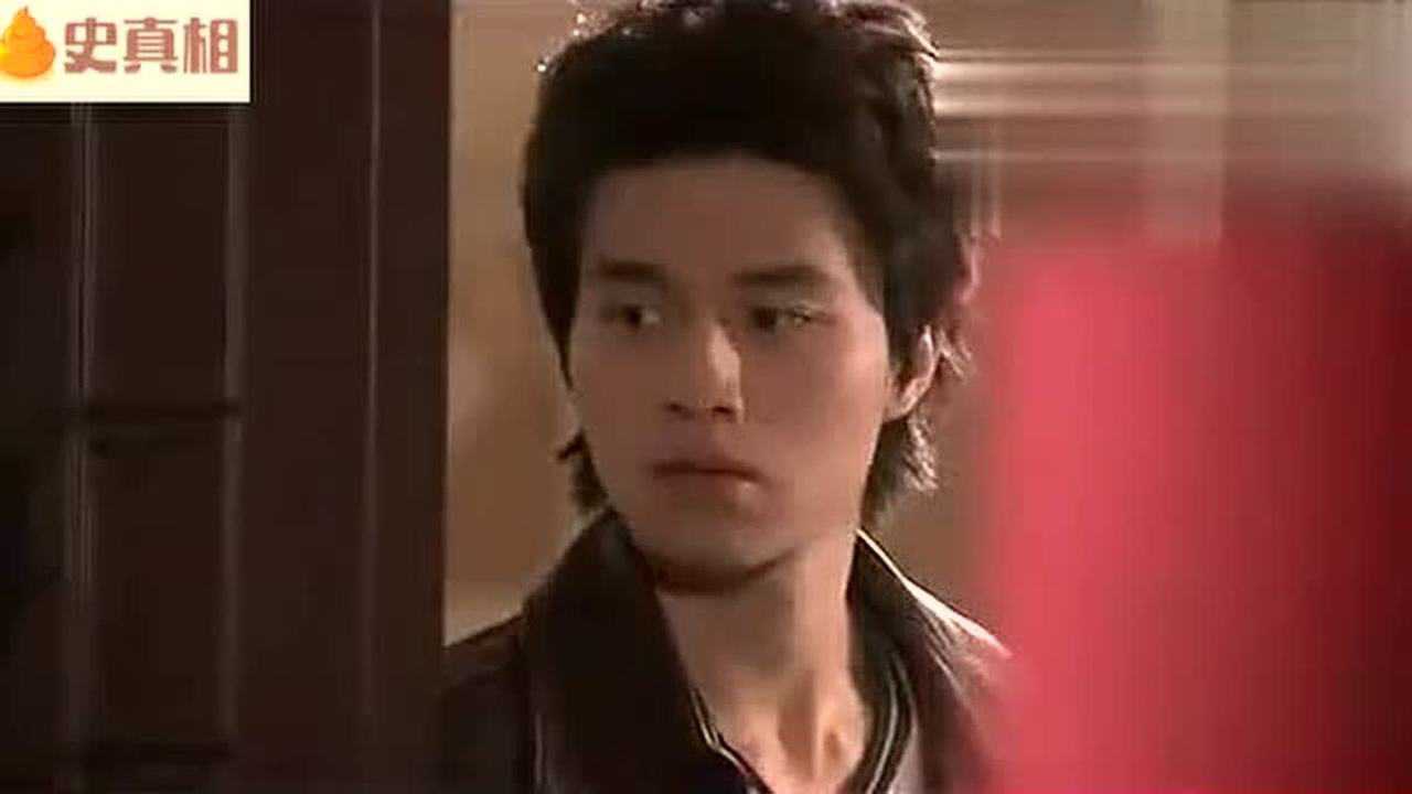 妹妹洗澡时不小心摔倒，哥哥机智地将她抱了出来了