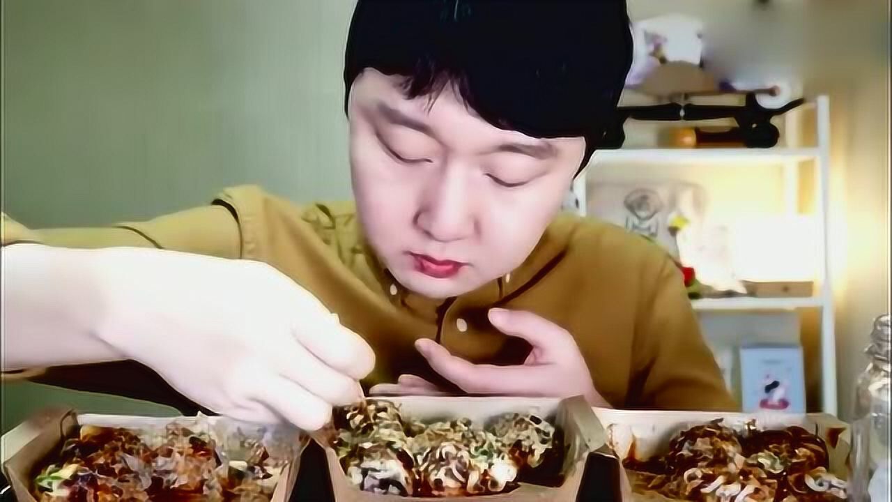 吃播韩国吃货屋塔房小哥吃三份章鱼烧料真足看着太馋人了