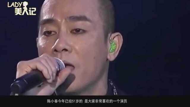 51岁陈小春剪回“莫西干”发型,又痞又帅,网友:还是当年的山鸡哥!