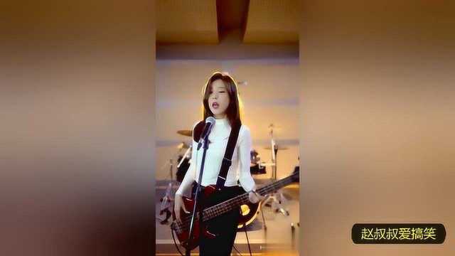 韩国贝斯手小姐姐智仁,翻唱抖音热曲,人美歌甜!