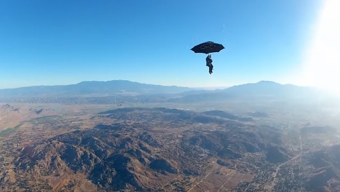 千米高空男子撑特制雨伞一跃而下 不到10秒全散架