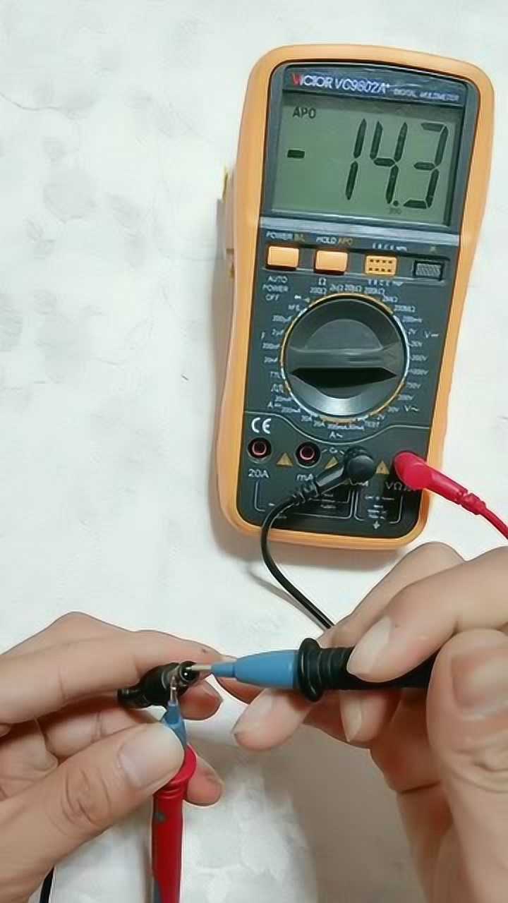 万用表简单测量一下输出电压!