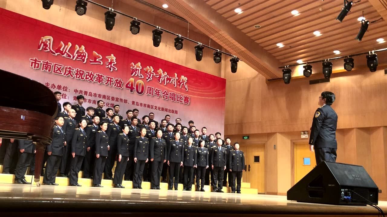 海海老师青岛音乐厅指挥合唱《走向复兴》