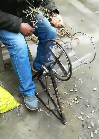 27岁小伙自制摘花生神器,效率简直太快了!