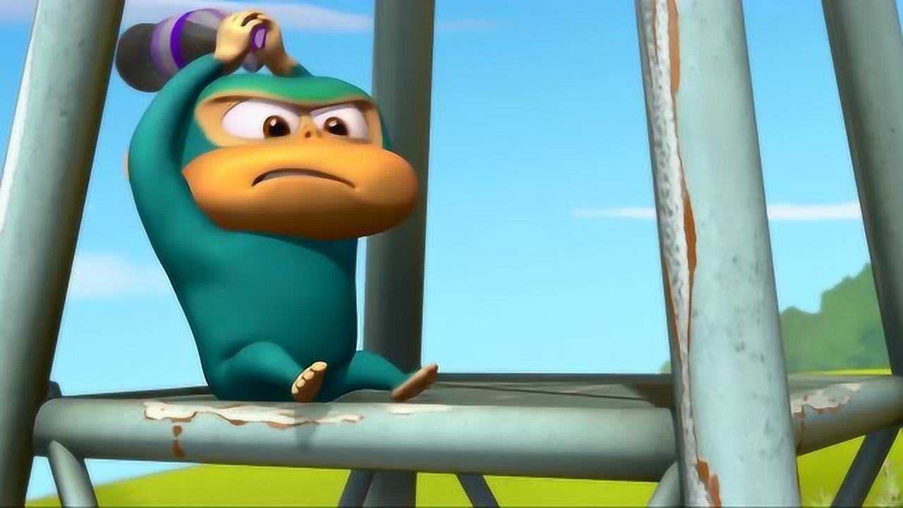 外星猴子:瘦猴怕狗狗,还好有电线杆可以爬上去躲