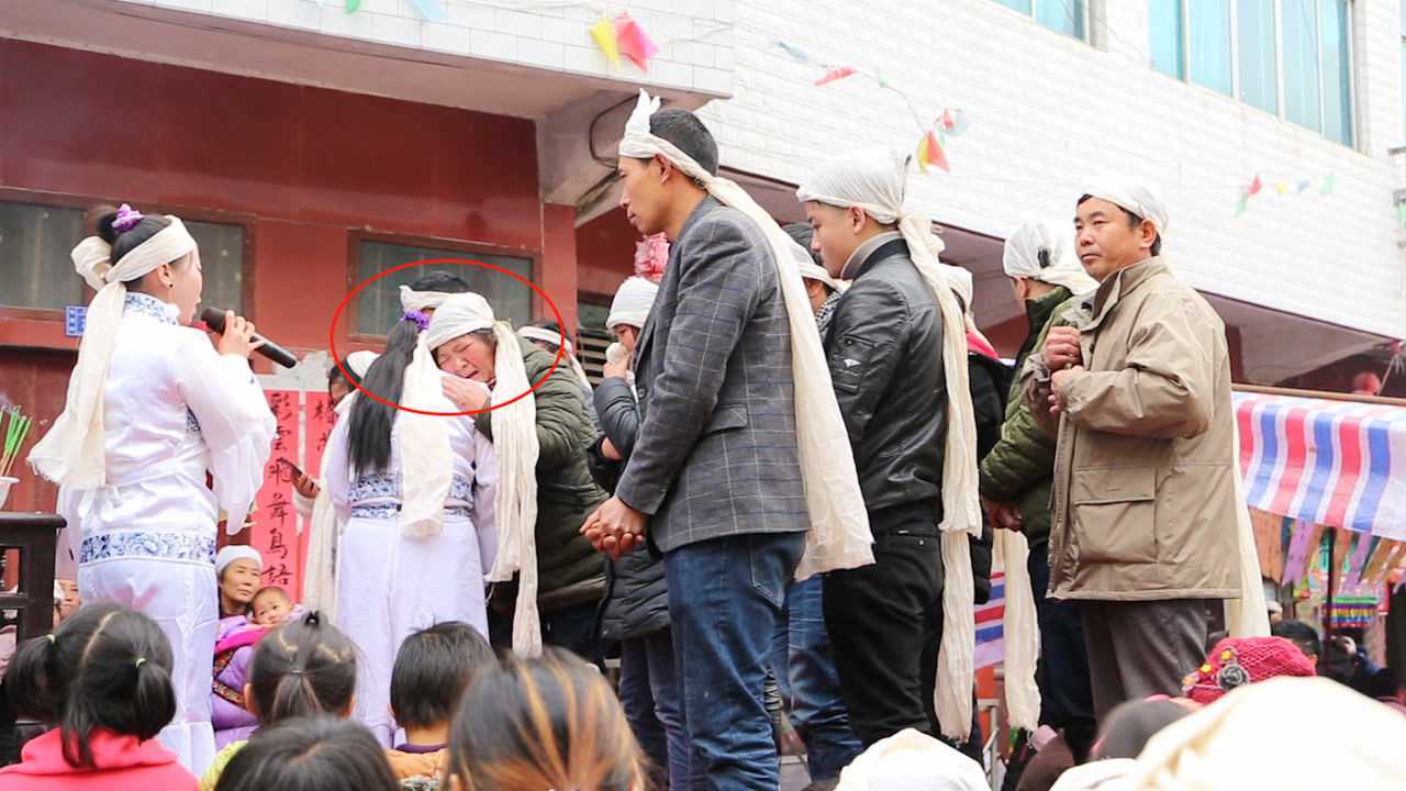 爸爸的追悼会上哭灵人唱了一首歌曲女儿情绪完全失控悲痛欲绝