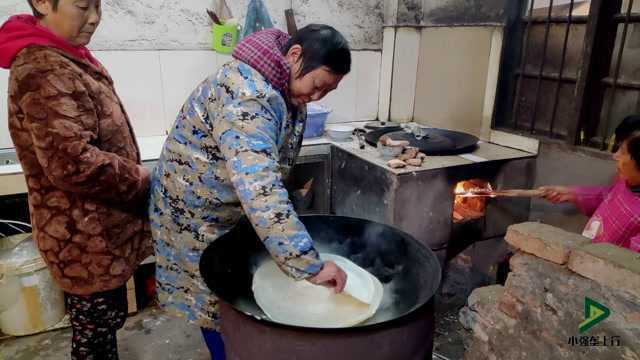 湖北农村做豆皮,邻居都来帮忙,如今只有在农村才能找到年味了!