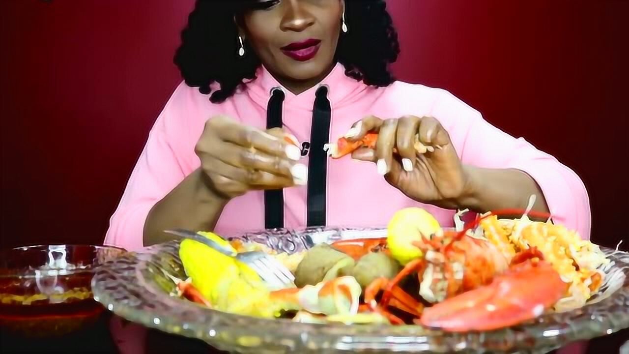 黑人一家人妈妈吃海鲜帝王蟹好喜欢蟹壳剥碎的声音啊