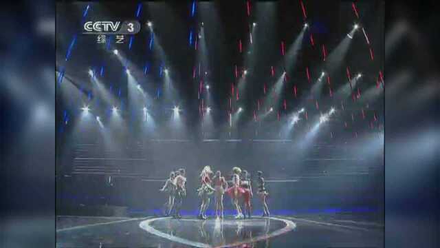 Up girls演唱《Love me boy》,劲歌热舞,眼花缭乱!