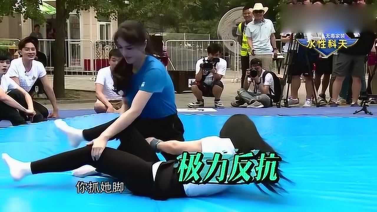 两女神厮打,张馨予挠葛天痒痒,画面太美,不忍直视!_高清1080P在线观看平台_腾讯视频