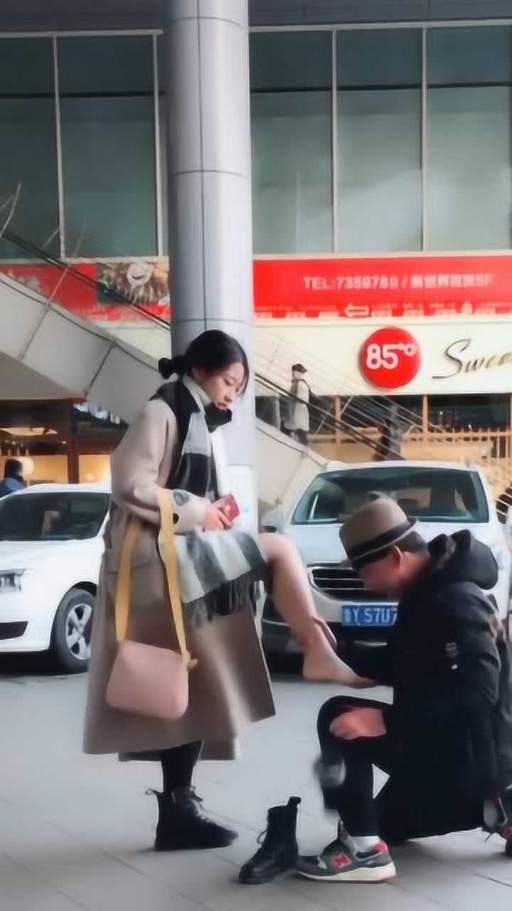 小伙上来就把美女袜子脱了，给美女按脚，最后下巴被美女踢掉了！_高清