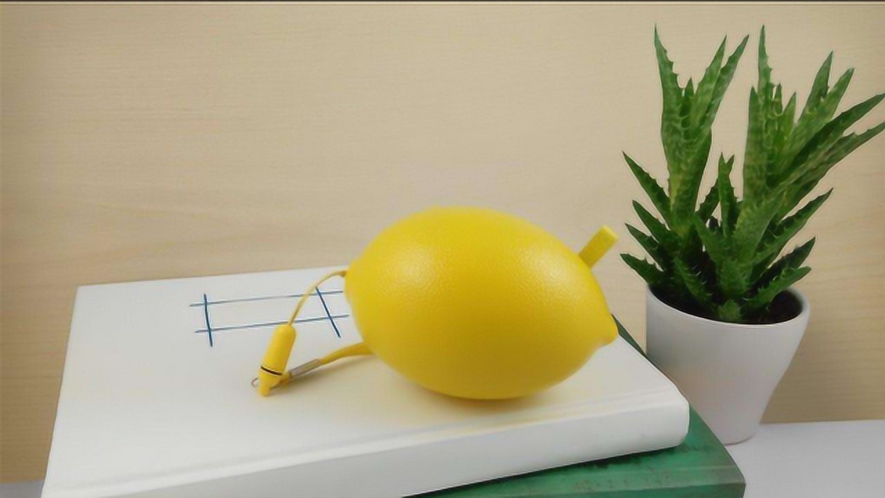 疯狂科学家用柠檬自制电池,真的太不可思议了!