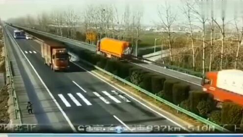 京台高速宿州路段 熊孩子跑上高速导致车辆追尾 1月21日