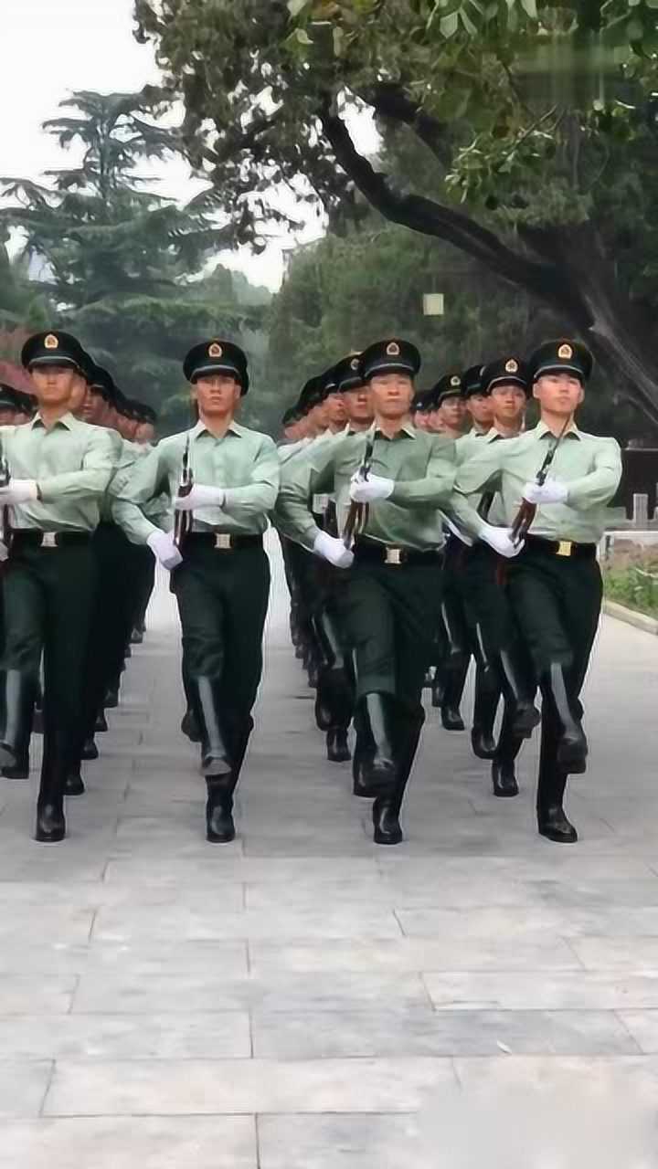 军人正步训练踢腿如风落地砸坑简直太霸气了