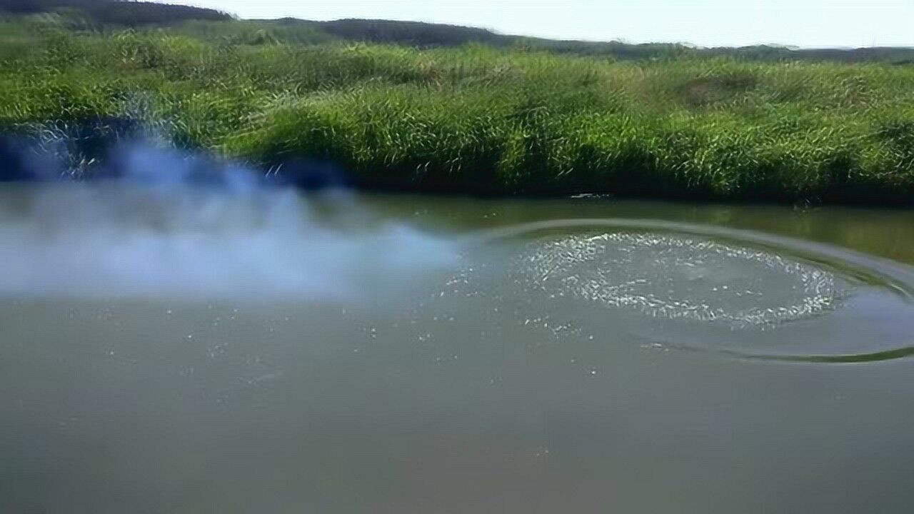 俄罗斯网友拿鞭炮炸鱼