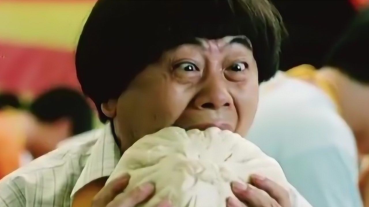 为了100万现金,小伙参加大胃王比赛,狂吃比脸盆还大的包子