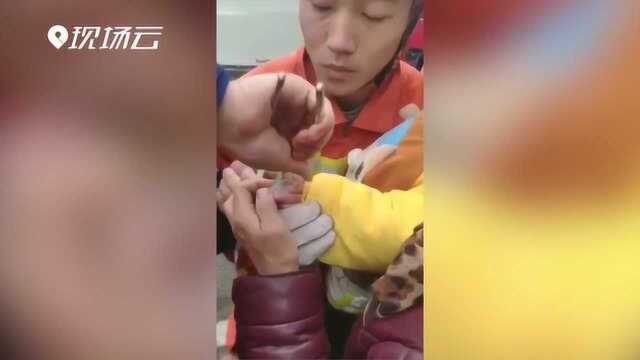 这揪心的样子都可以做表情包了 紧抱痛哭幼童 消防小哥满眼心疼