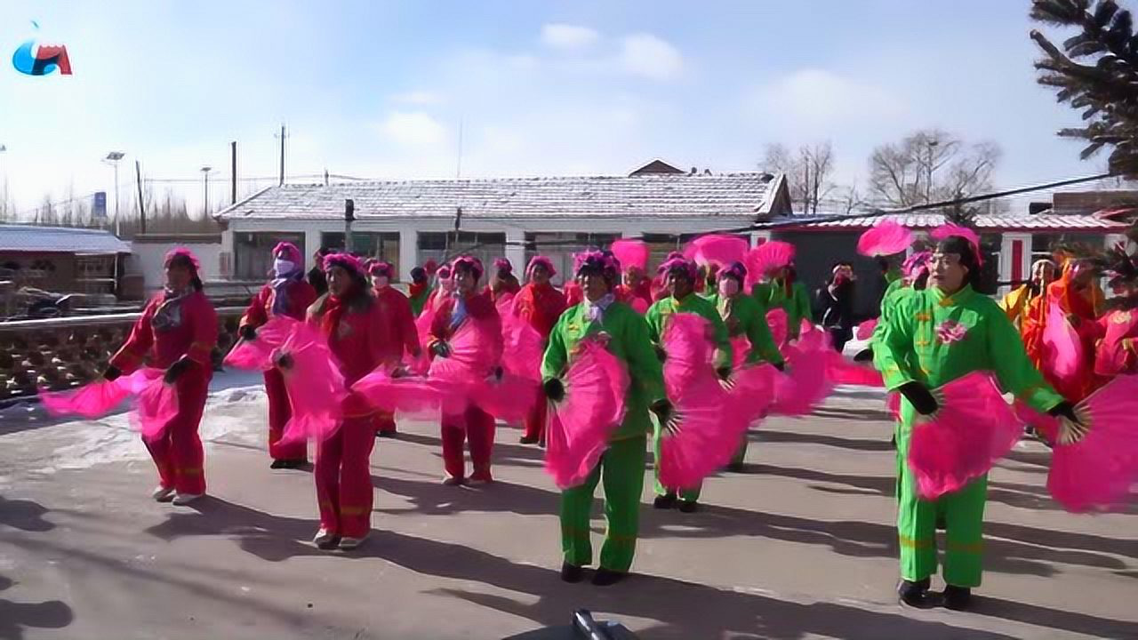 张家口农民自编自演的《开门红》秧歌舞,队形造型咋都这么好看呢