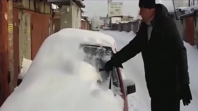 冷热交替让玻璃碎裂,老外用100℃沸水浇结冰玻璃,结果我笑了