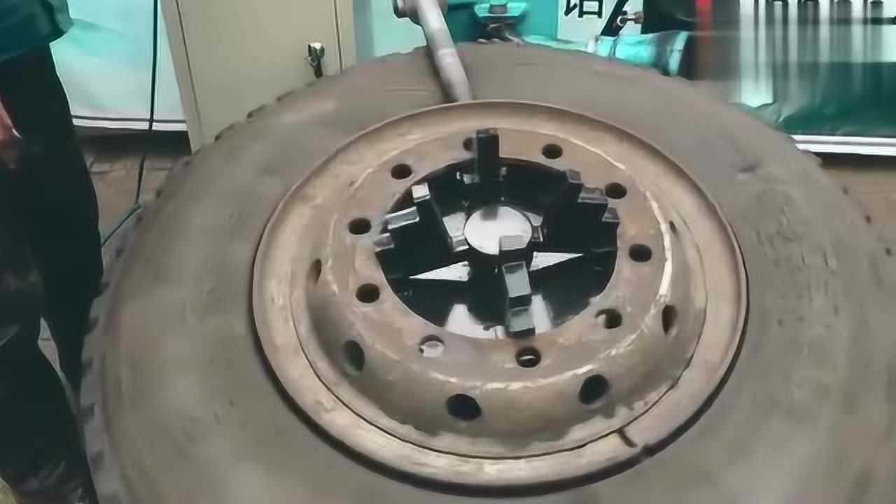 专业换轮胎机器,这么方便快捷,原来是这样做的