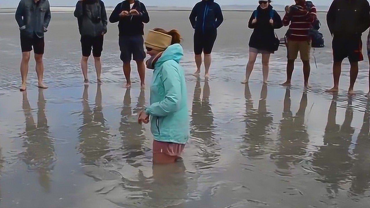 当你被流沙吞入时,应该如何进行自救?美女亲自演示教学!