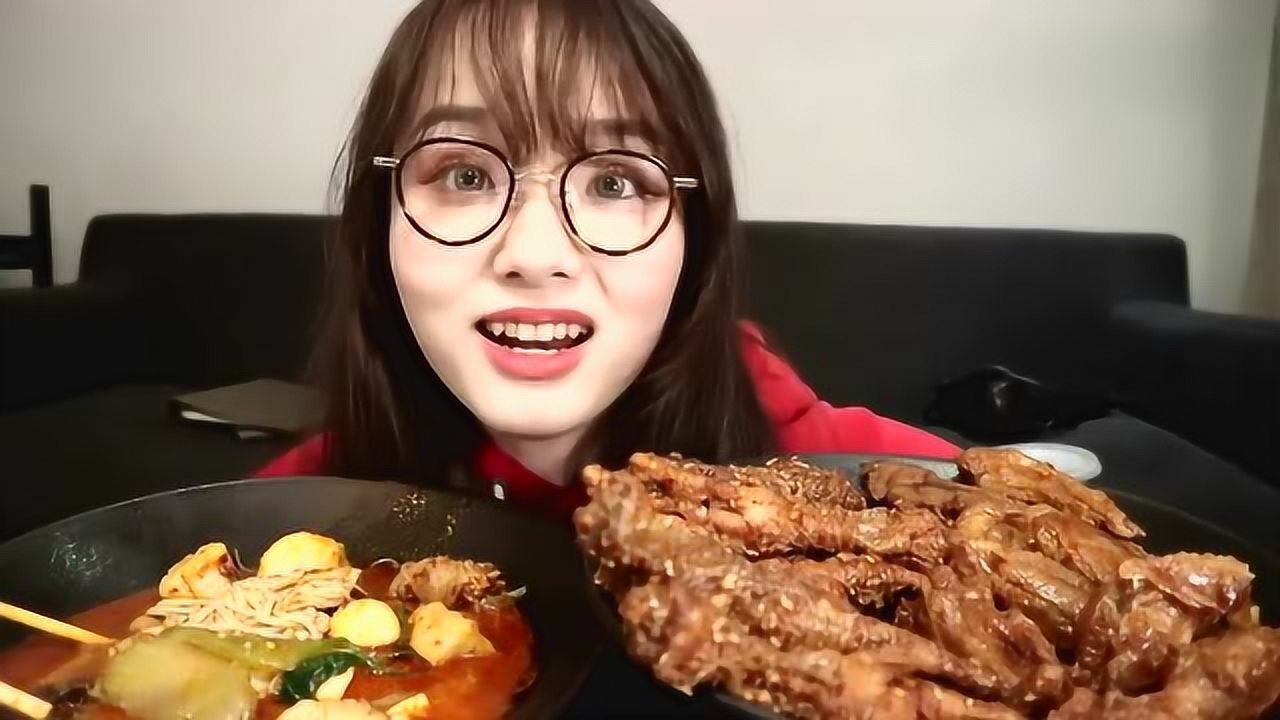 吃播哎哟阿尤:在家吃虎皮鸡爪,爆笑模仿妈妈说话,真是厉害