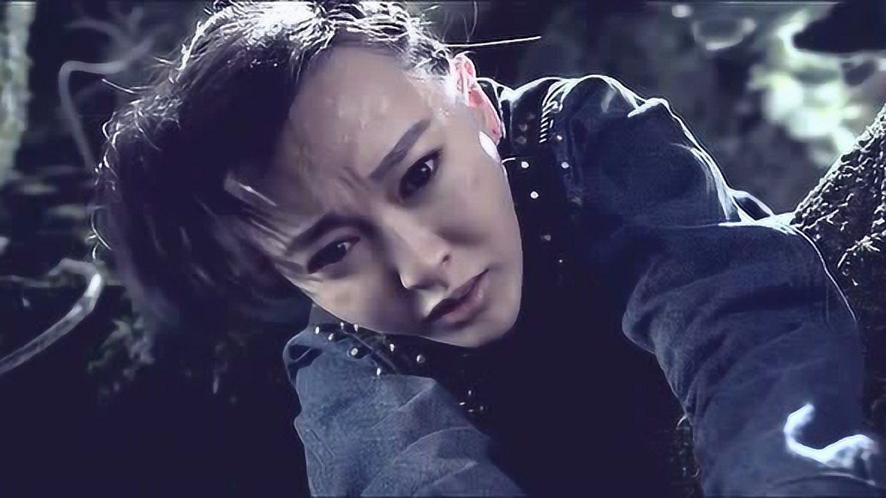 阿宁死命拉着吴邪,不让吴邪掉下去,可是吴邪自己放了手!