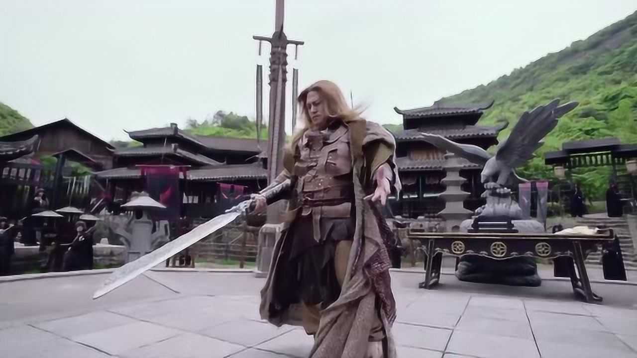 倚天屠龙记金毛狮王谢逊出场手握屠龙刀