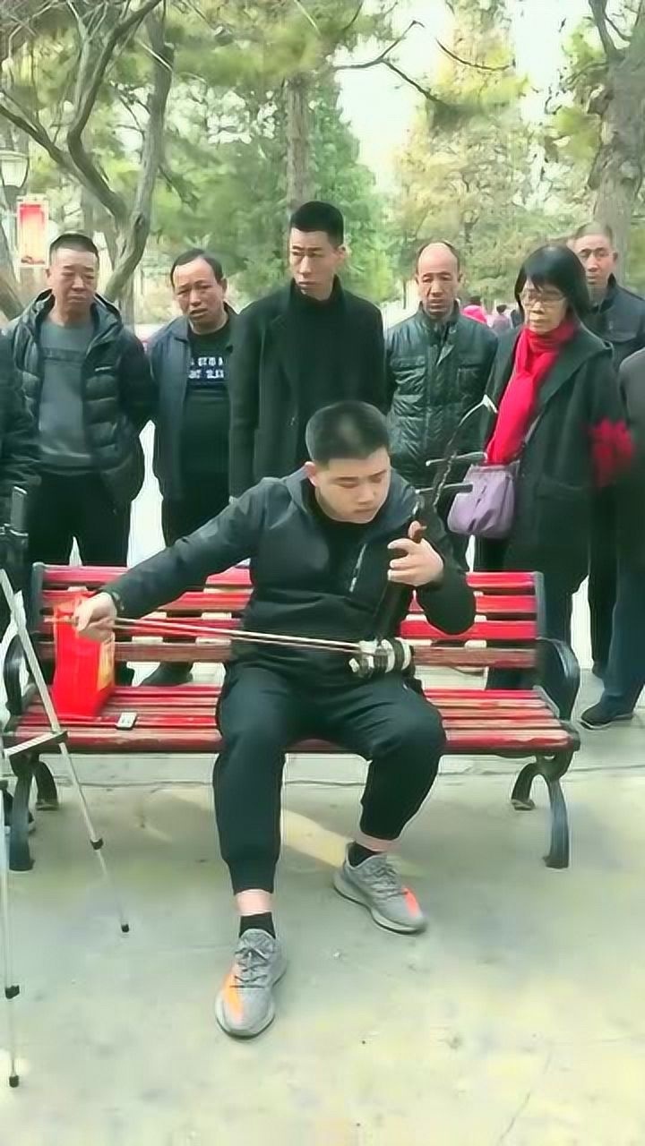 东东二胡小伙子真给力一首渴望拉出了几代人的心酸和苦楚