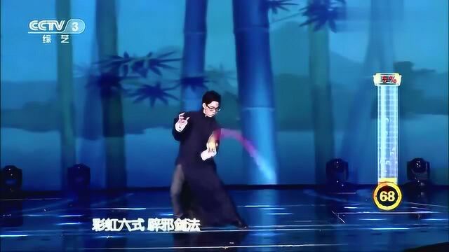 男选手表演绝活《彩虹宝典》,玩彩环如练辟邪剑法,观众掌声不断