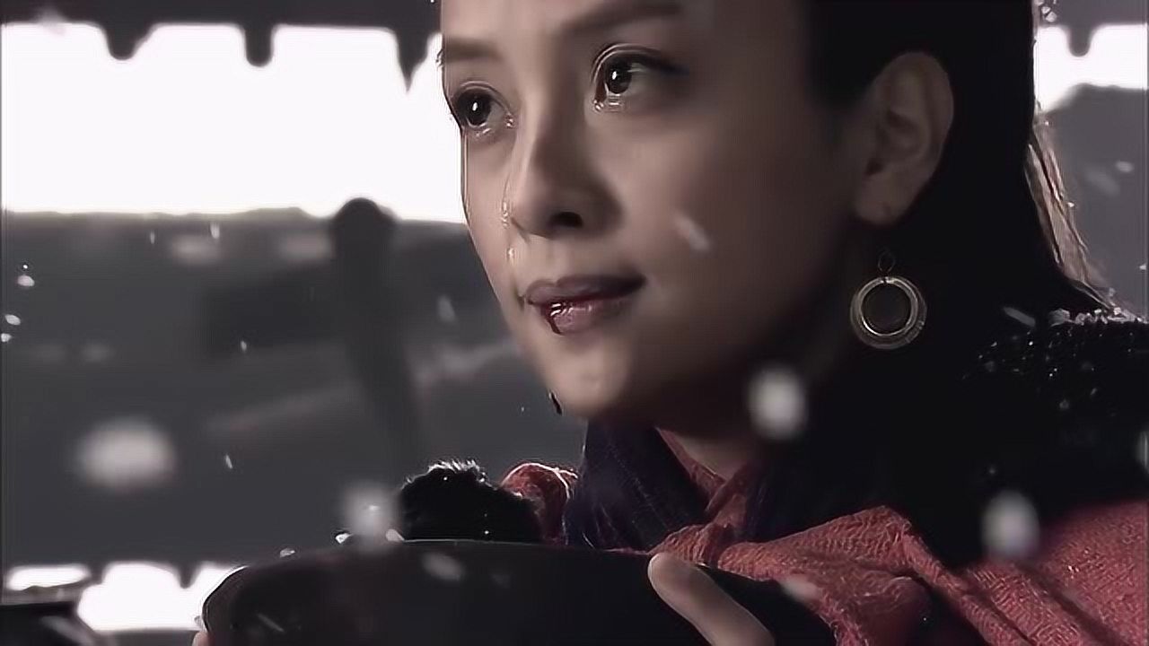 荧玉公主用自己的血滴入酒中,秦献公亲自给伤残老将士们敬酒!