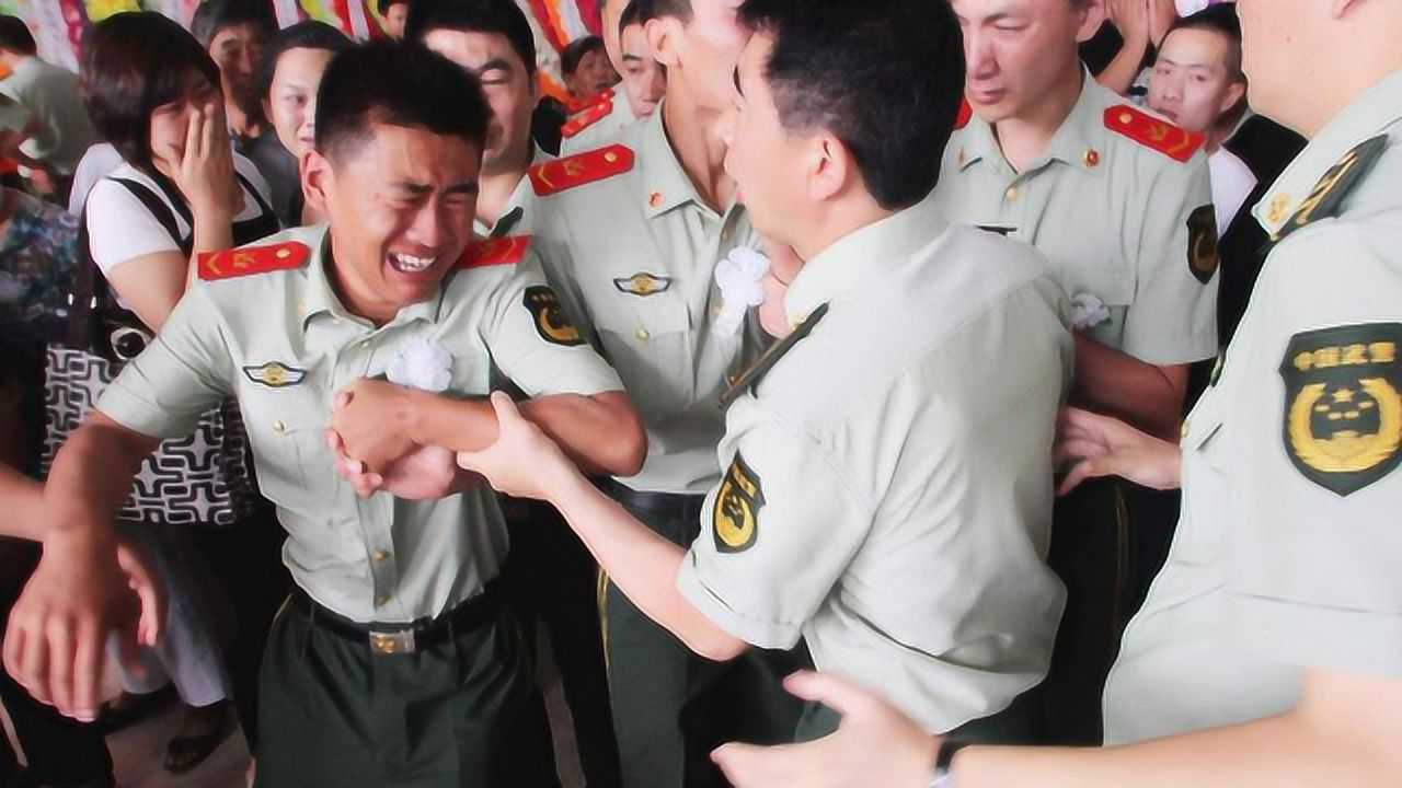 泪目!烈士母亲倒地失声痛哭,向烈士致敬