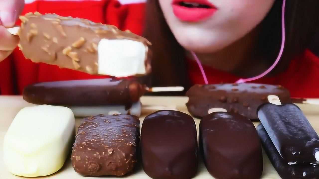 小姐姐吃巧克力雪糕,一个接一个,真的不会冷吗?