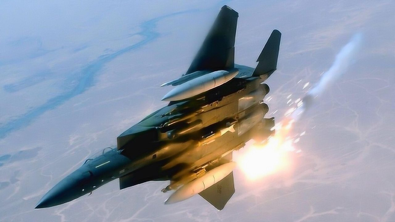 百公斤的导弹,战机发射了一边的导弹之后,是怎么保持重心平衡的